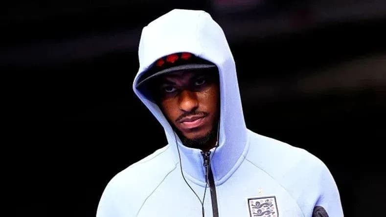 Futbolchi kiyimida o'ziga xos ko'rinishda Futbolchi kiyimida o'ziga xos ko'rinishda