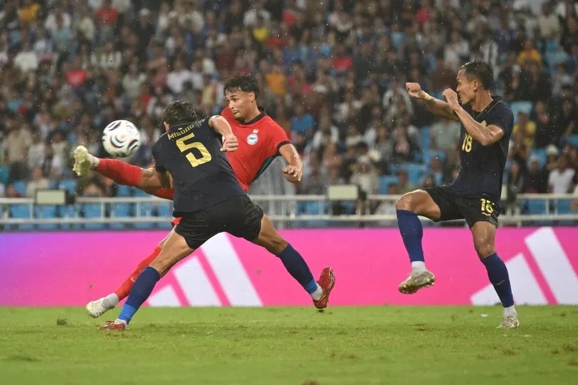 Player attempting to shoot while being challenged Player attempting to shoot while being challenged