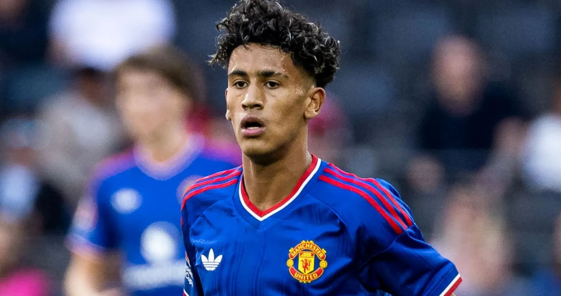 Futbolchi Manchester United formasi bilan maydonda Futbolchi Manchester United formasi bilan maydonda