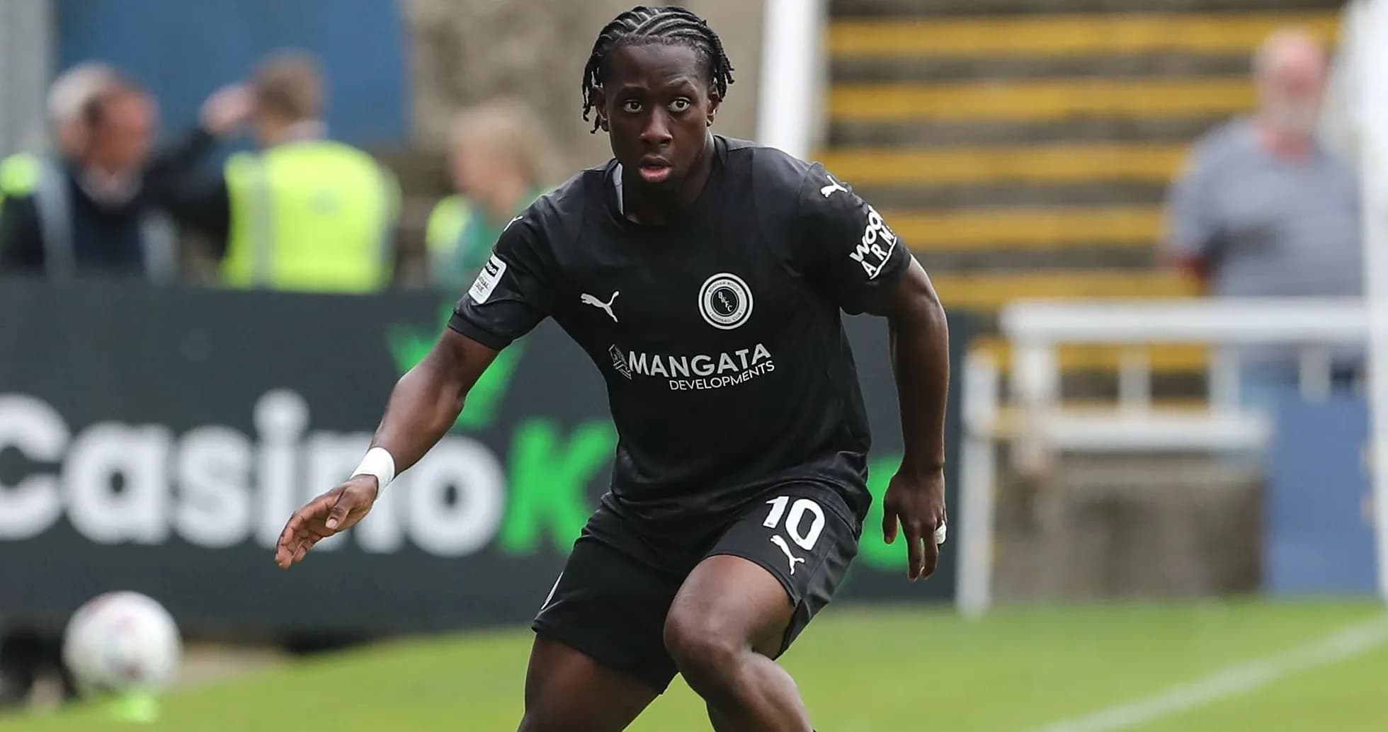 Futbolchi qora forma kiygan, harakatda Futbolchi qora forma kiygan, harakatda