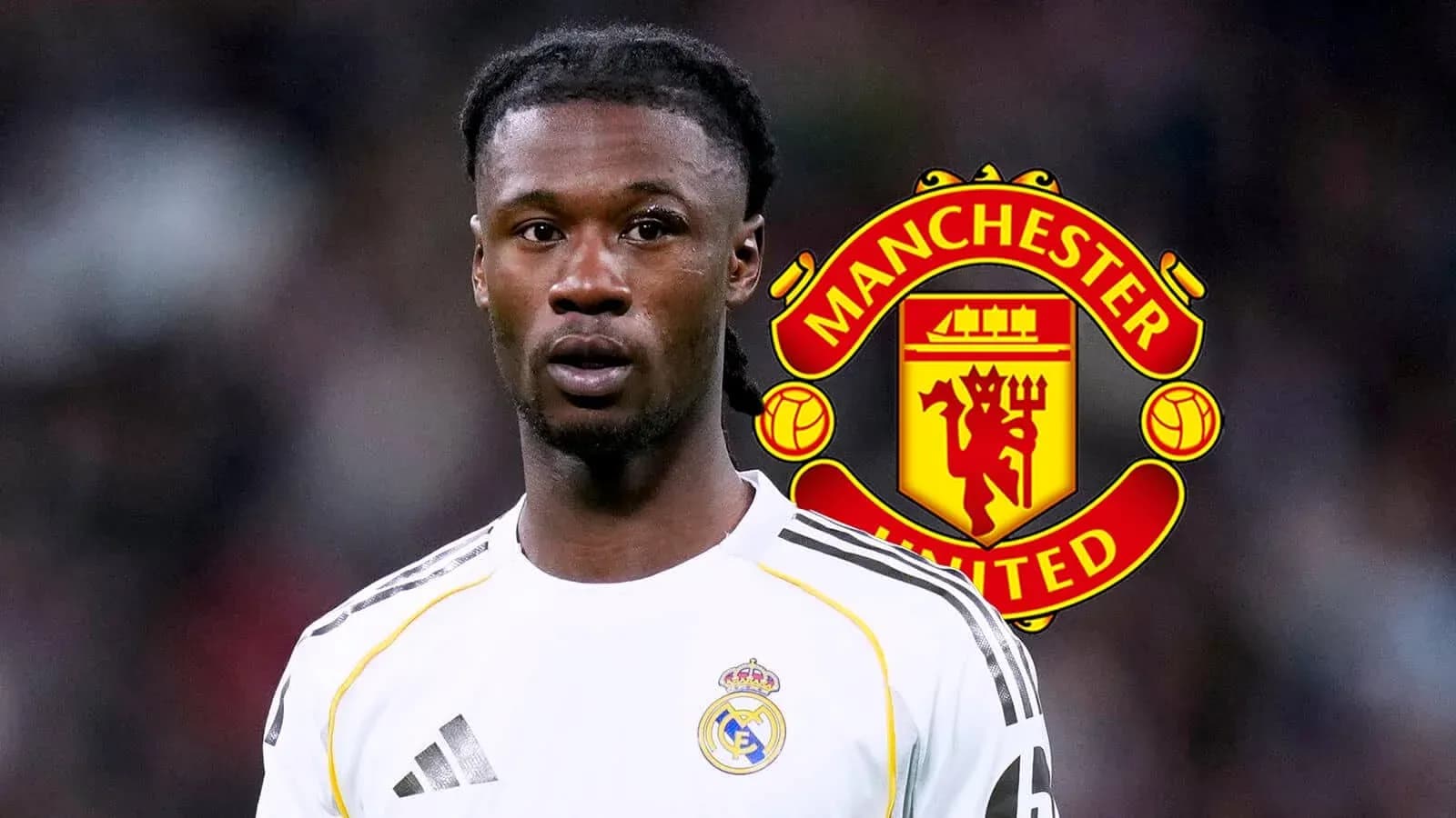 Futbolchi Real Madrid formasida, Manchester United logotipi bilan Futbolchi Real Madrid formasida, Manchester United logotipi bilan