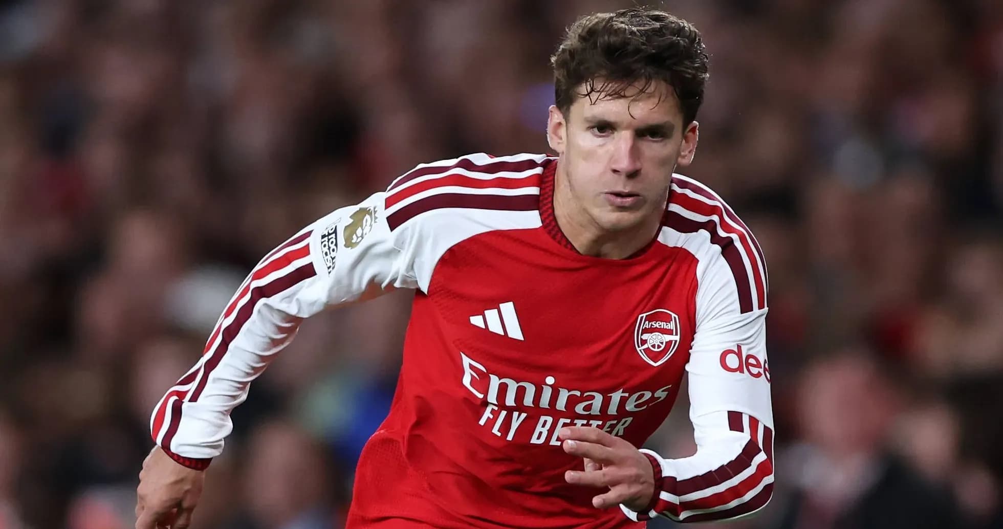 Futbolchi Arsenal formasida maydonda harakatda Futbolchi Arsenal formasida maydonda harakatda
