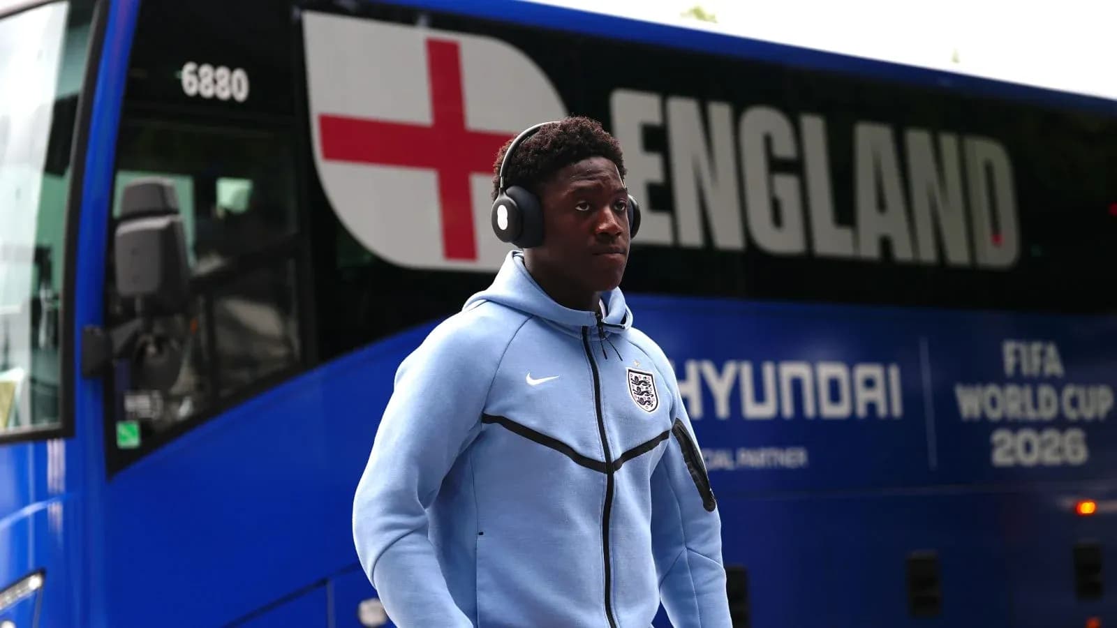 Futbolchi England avtobusiga yaqinlashmoqda Futbolchi England avtobusiga yaqinlashmoqda