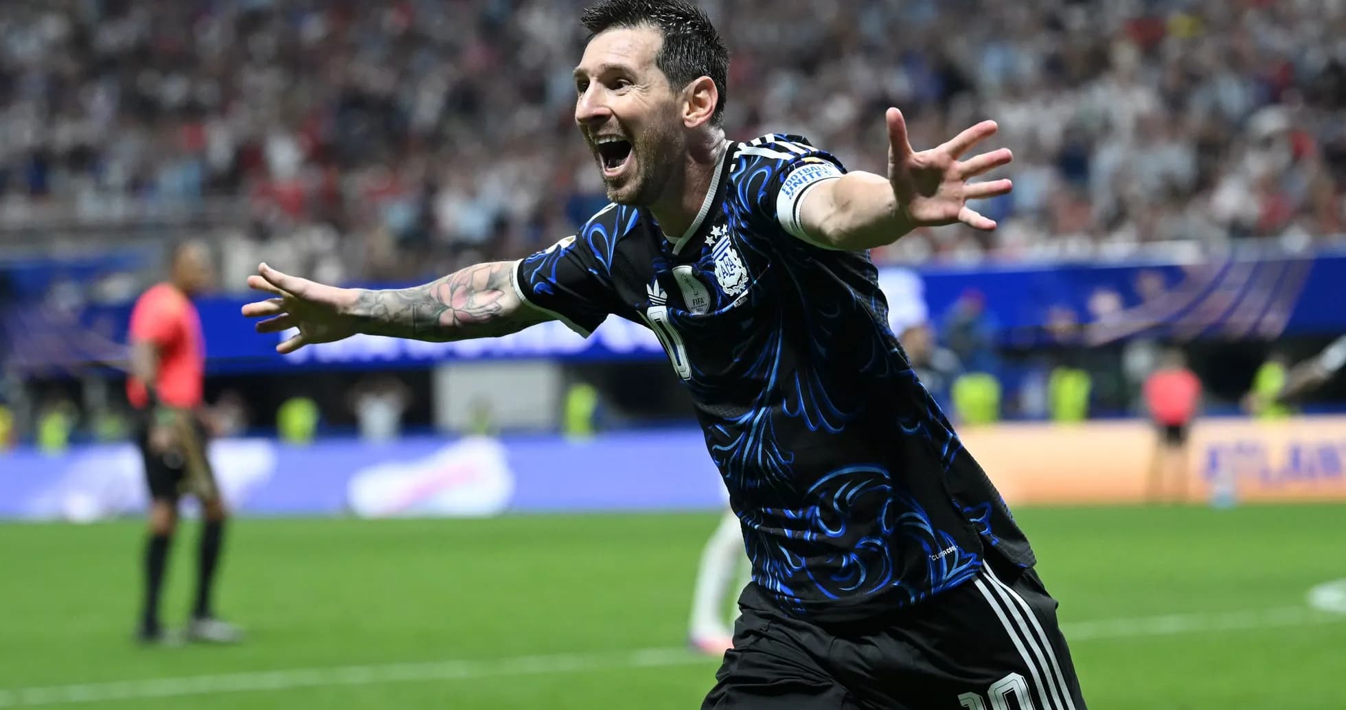 Futbolchi gol urganidan keyin quvonchli nishonlaydi Futbolchi gol urganidan keyin quvonchli nishonlaydi