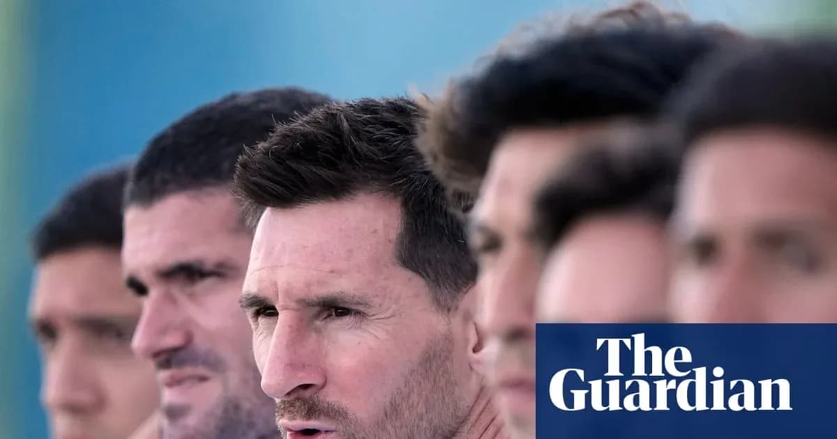 Futbolchilar qatorida Lionel Messi oldinga qaramoqda Futbolchilar qatorida Lionel Messi oldinga qaramoqda