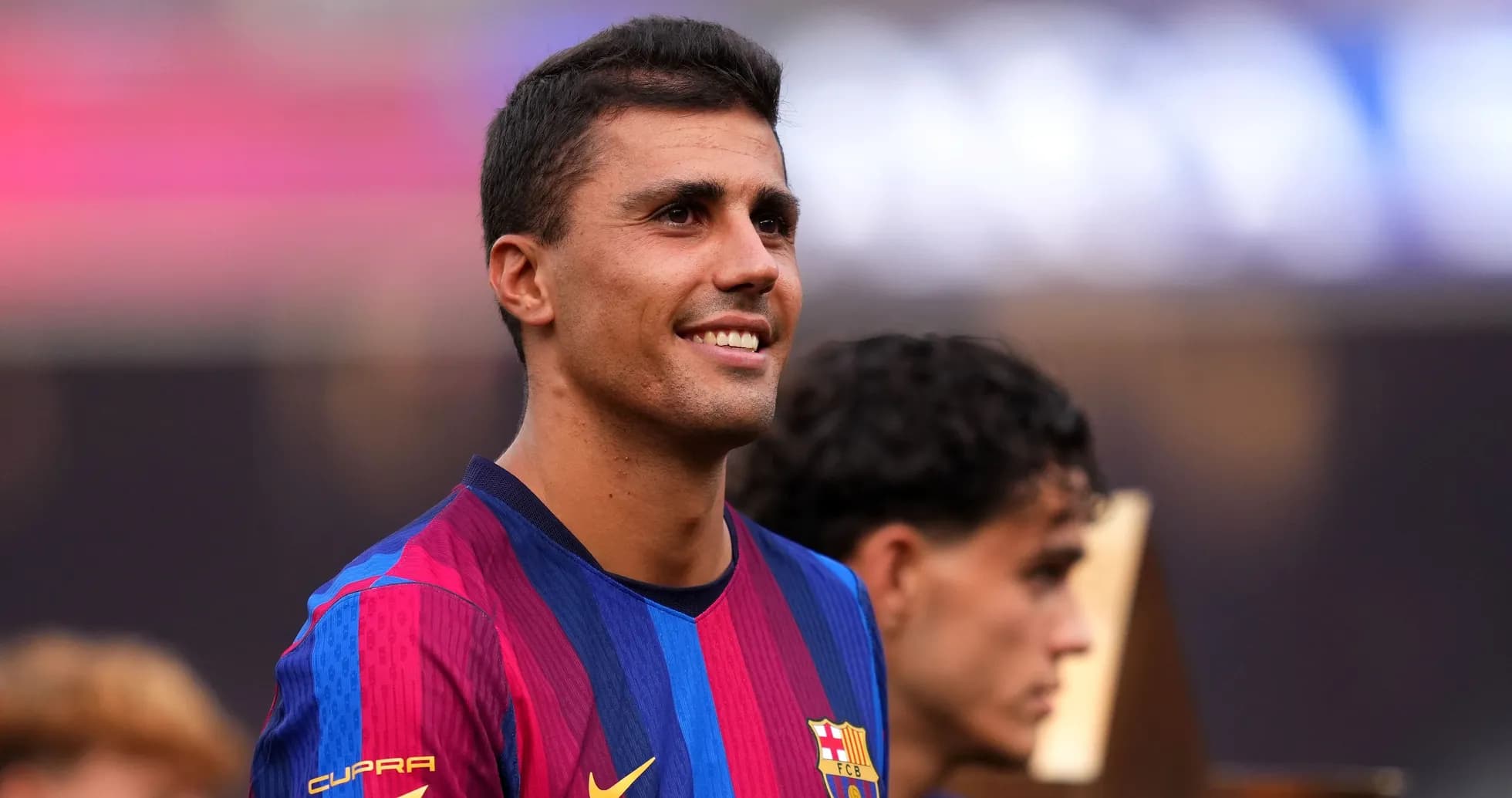 Futbolchi Barcelona formasida tabriklanmoqda Futbolchi Barcelona formasida tabriklanmoqda