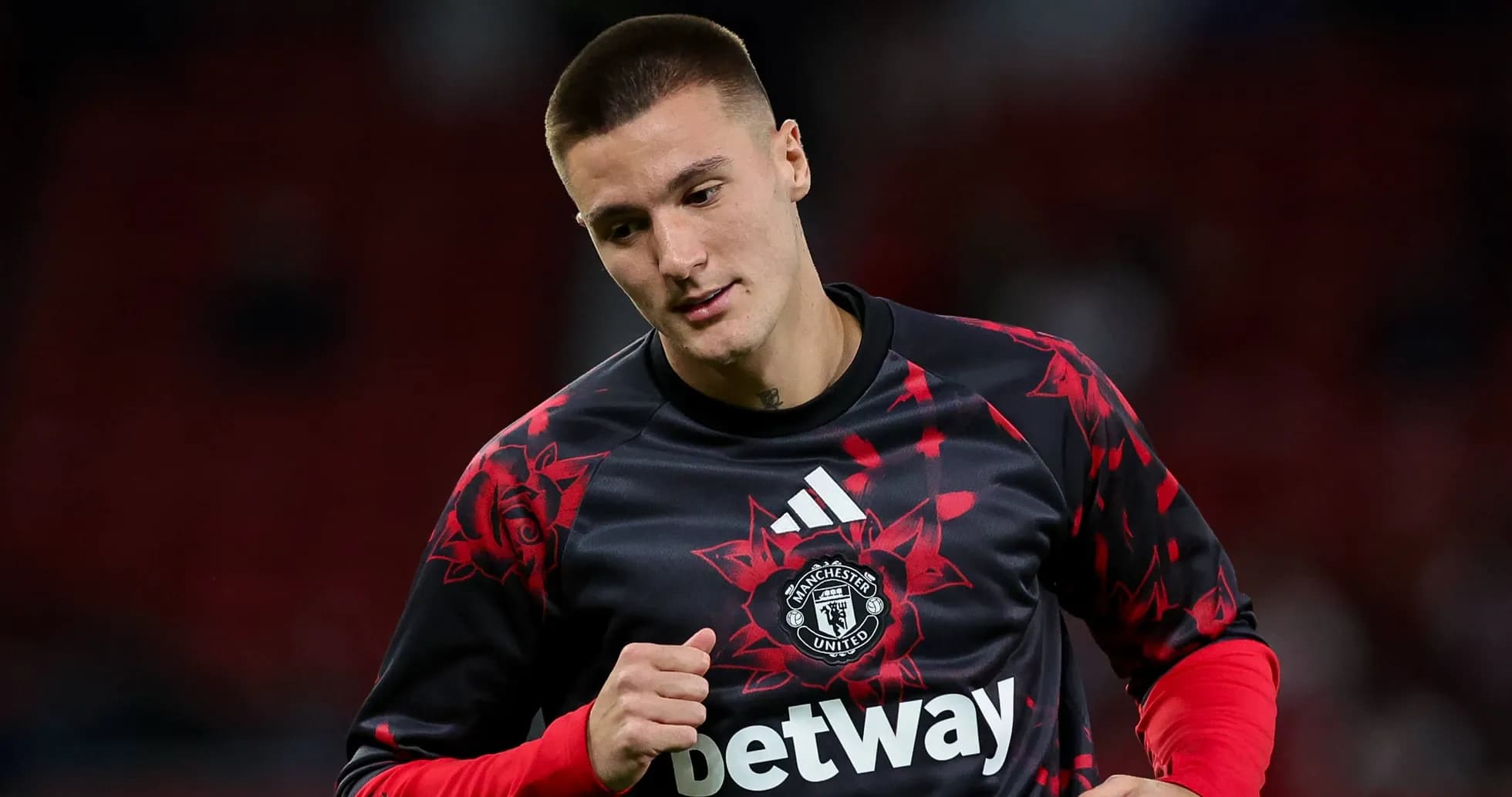 Futbolchi Manchester United formasi bilan maydonda Futbolchi Manchester United formasi bilan maydonda