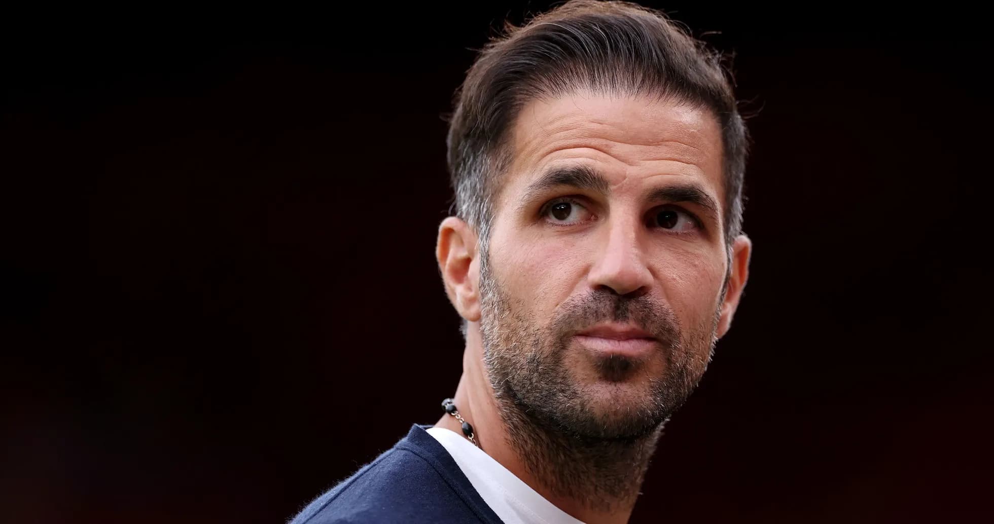 Futbolchi maydonda o'ylab turib Futbolchi maydonda o'ylab turib