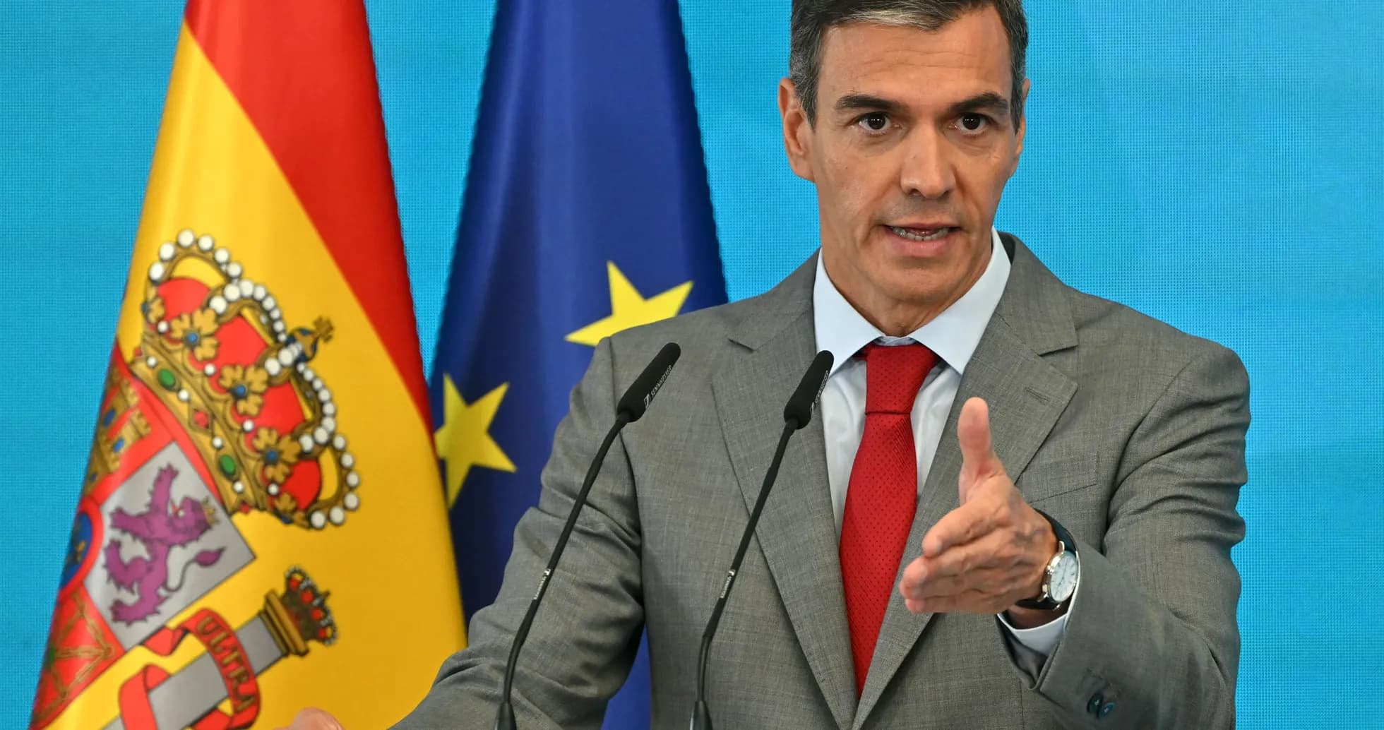 Boshqaruvchi matbuot anjumanida nutq so'zlayapti Boshqaruvchi matbuot anjumanida nutq so'zlayapti