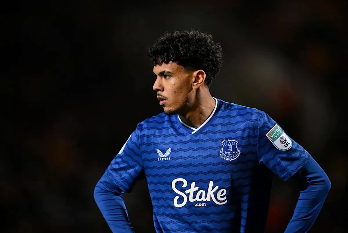 Futbolchi Everton formasida, o'yin paytida Futbolchi Everton formasida, o'yin paytida
