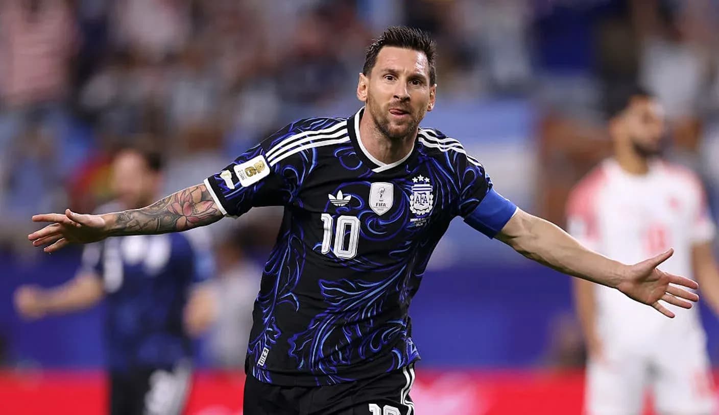 Futbolchi goli urgan Messi maydonda nishonlayapti Futbolchi goli urgan Messi maydonda nishonlayapti
