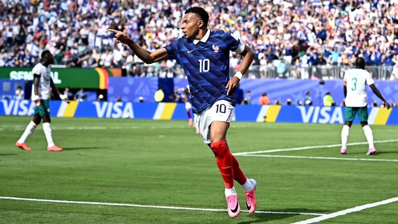 Futbolchi gol urishidan keyin nishonlayapti Futbolchi gol urishidan keyin nishonlayapti