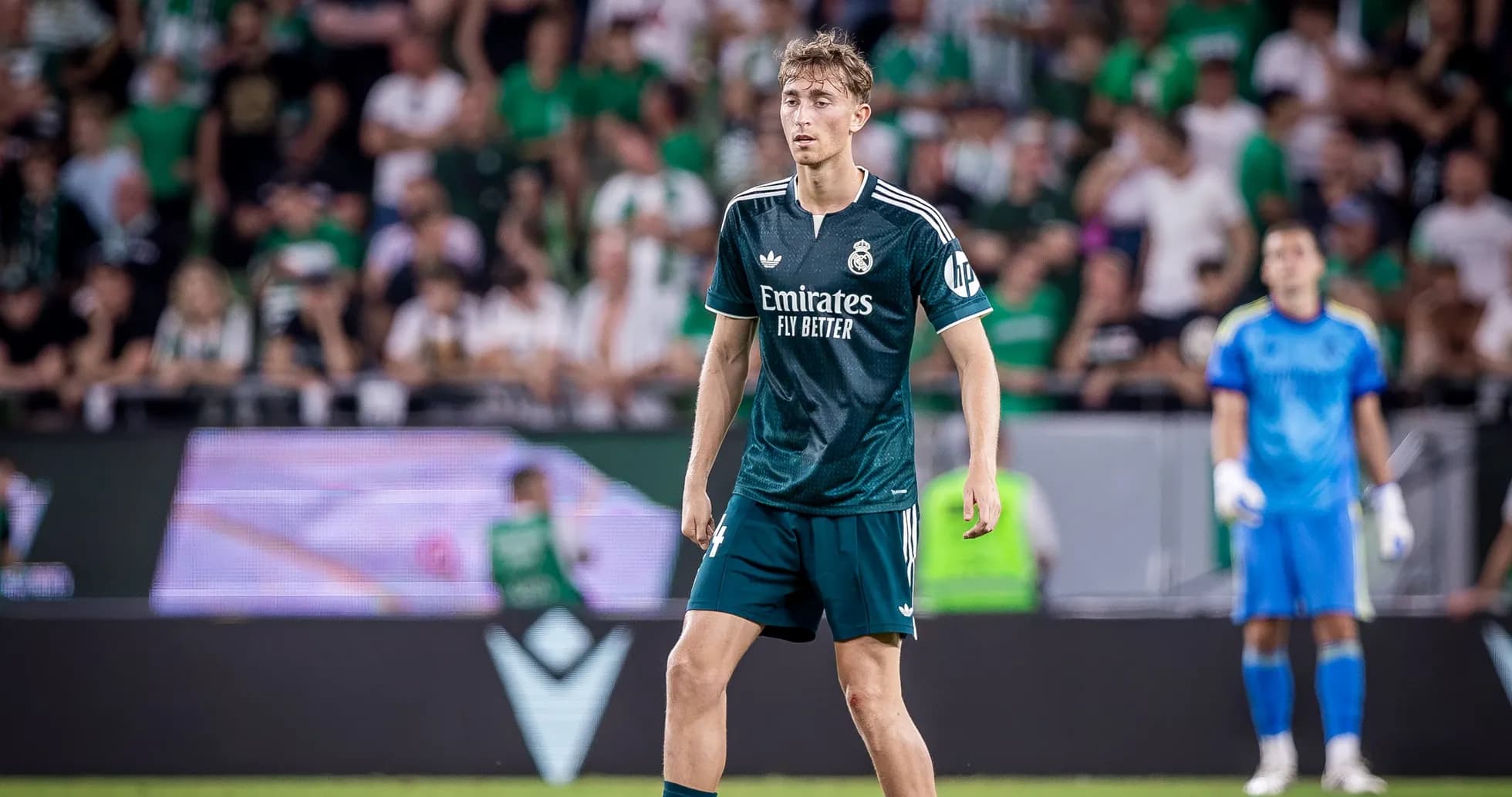 Futbolchi Real Madrid formasida maydonda turibdi Futbolchi Real Madrid formasida maydonda turibdi
