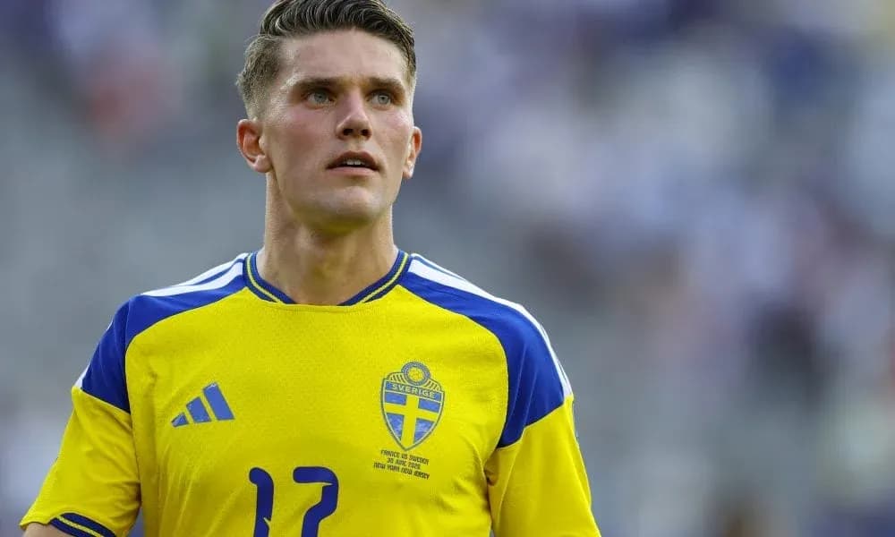 Futbolchi maydonda Shvetsiya formasi bilan Futbolchi maydonda Shvetsiya formasi bilan