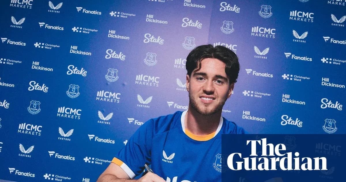 Futbolchi Everton formasida imzo qo'ymoqda Futbolchi Everton formasida imzo qo'ymoqda