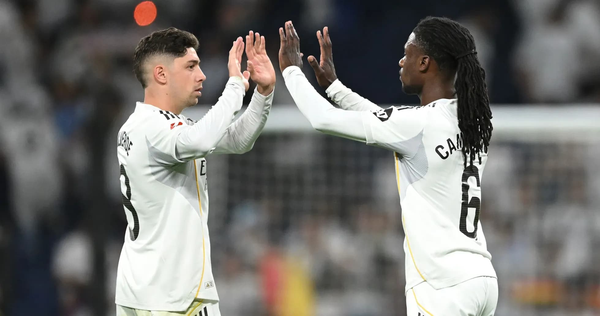 Futbolchilar bir-biriga salom berishmoqda Futbolchilar bir-biriga salom berishmoqda