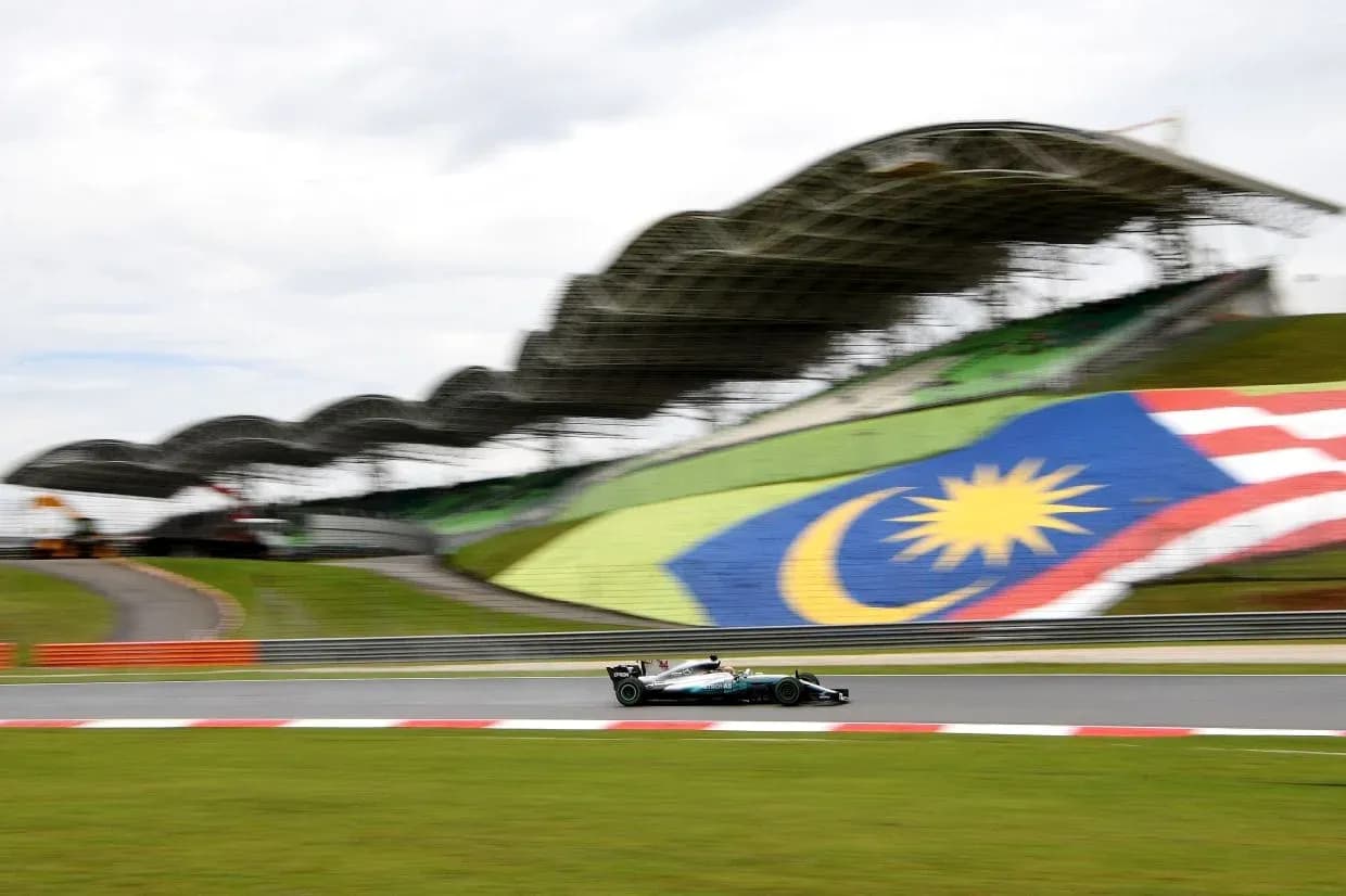 Formula 1 car racing at Malaysian circuit Formula 1 car racing at Malaysian circuit