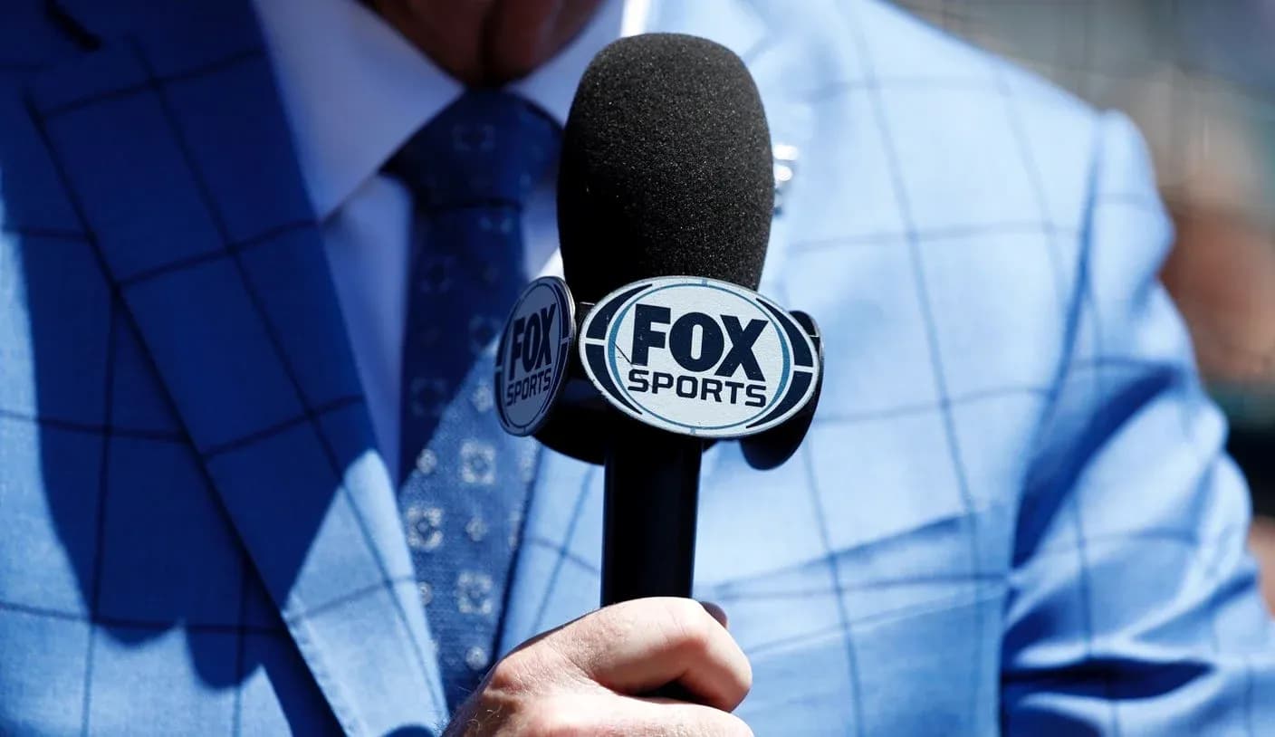 Mikrofonga FOX Sports logosi ko'rsatilgan Mikrofonga FOX Sports logosi ko'rsatilgan
