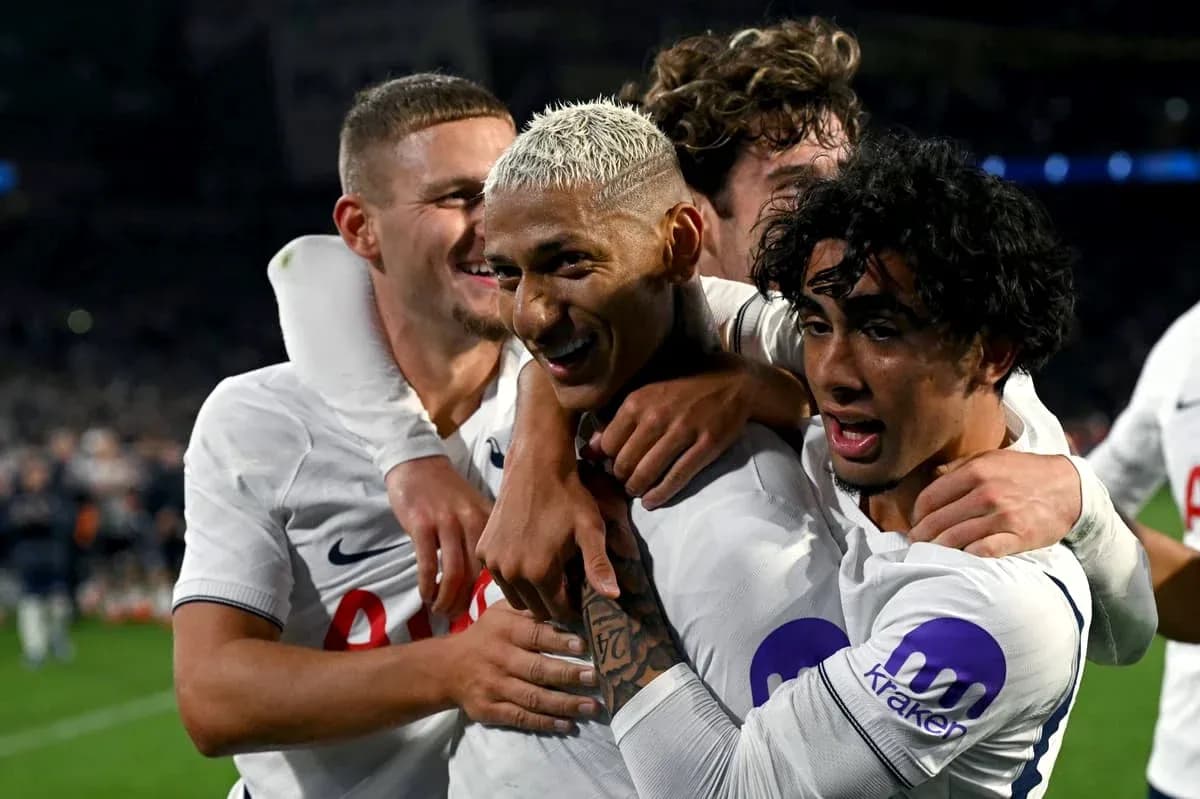 Futbolchilar bir-birini quchoqlab, g'alabani nishonlamoqda Futbolchilar bir-birini quchoqlab, g'alabani nishonlamoqda