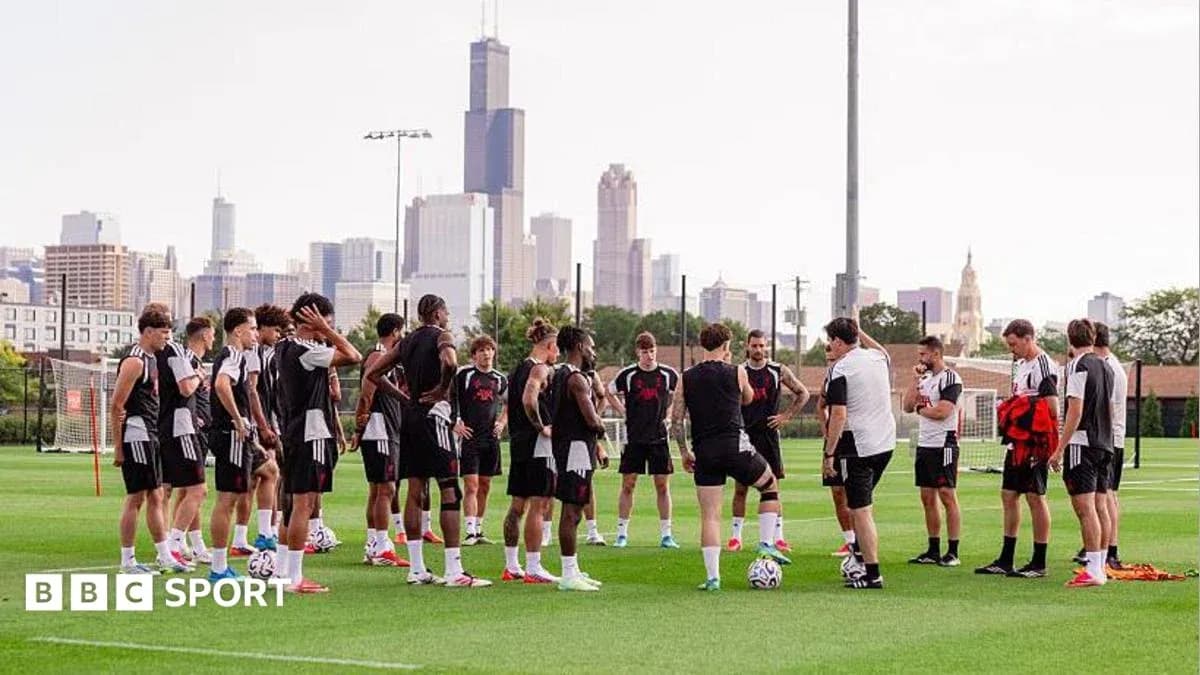 Futbolchilar jamoaviy mashg'ulotda murabbiyga quloq solyapti Futbolchilar jamoaviy mashg'ulotda murabbiyga quloq solyapti