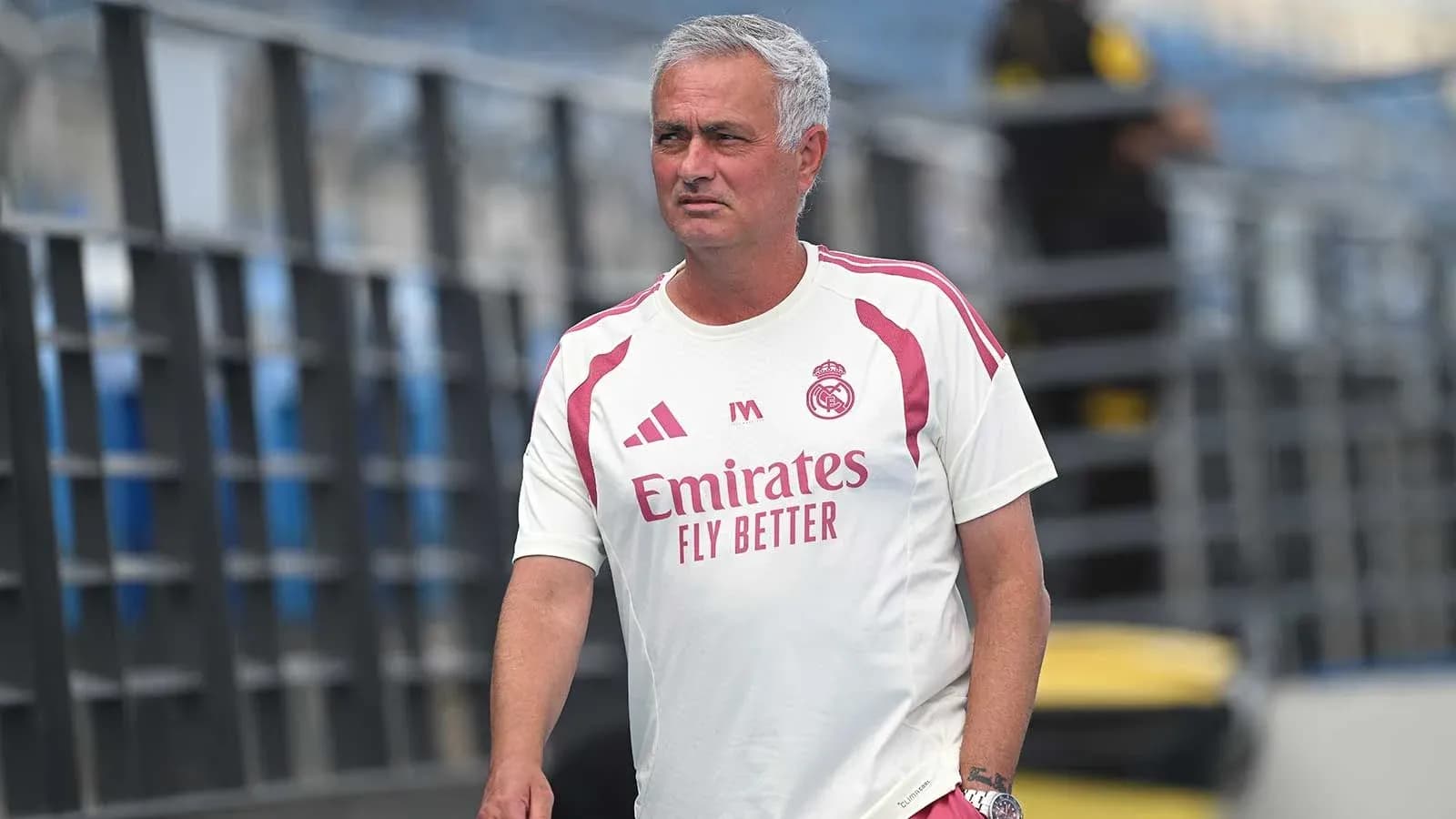 Trener Real Madridda mashg'ulotda yuribdi Trener Real Madridda mashg'ulotda yuribdi