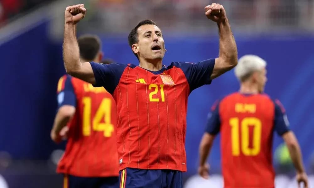 Ispaniya futbolchisi g'alabaga nishonlanmoqda Ispaniya futbolchisi g'alabaga nishonlanmoqda