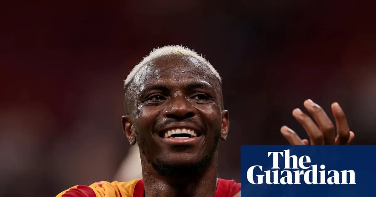 Futbolchi maydonda raqobat qilmoqda Futbolchi maydonda raqobat qilmoqda