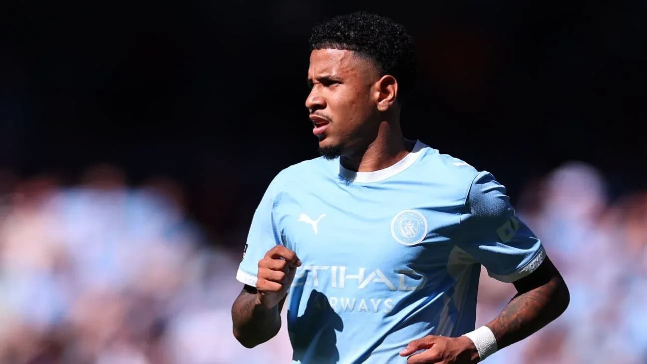 Futbolchi Manchester City formasi bilan maydonda Futbolchi Manchester City formasi bilan maydonda