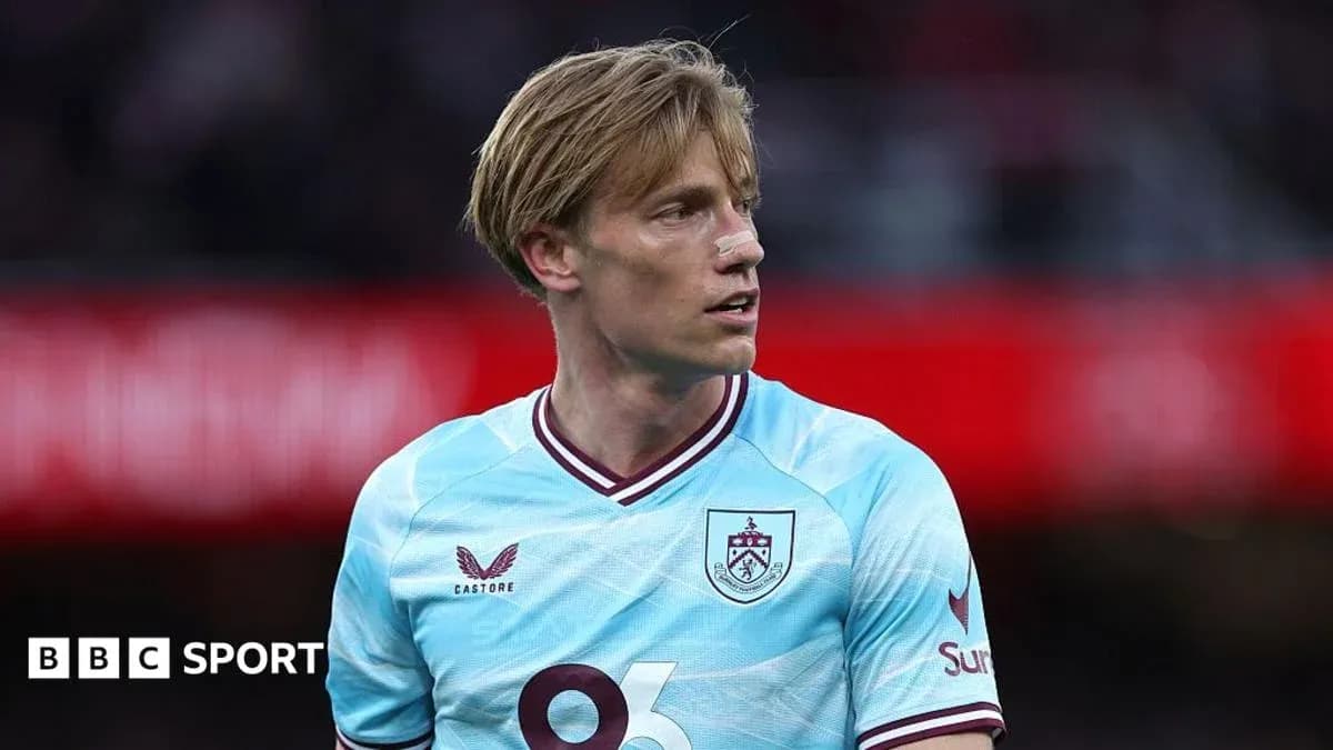 Futbolchi Burnley formasi kiygan, jarohat bilan Futbolchi Burnley formasi kiygan, jarohat bilan