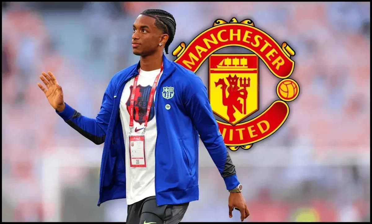 Futbolchi stadionda Manchester United logosi bilan Futbolchi stadionda Manchester United logosi bilan