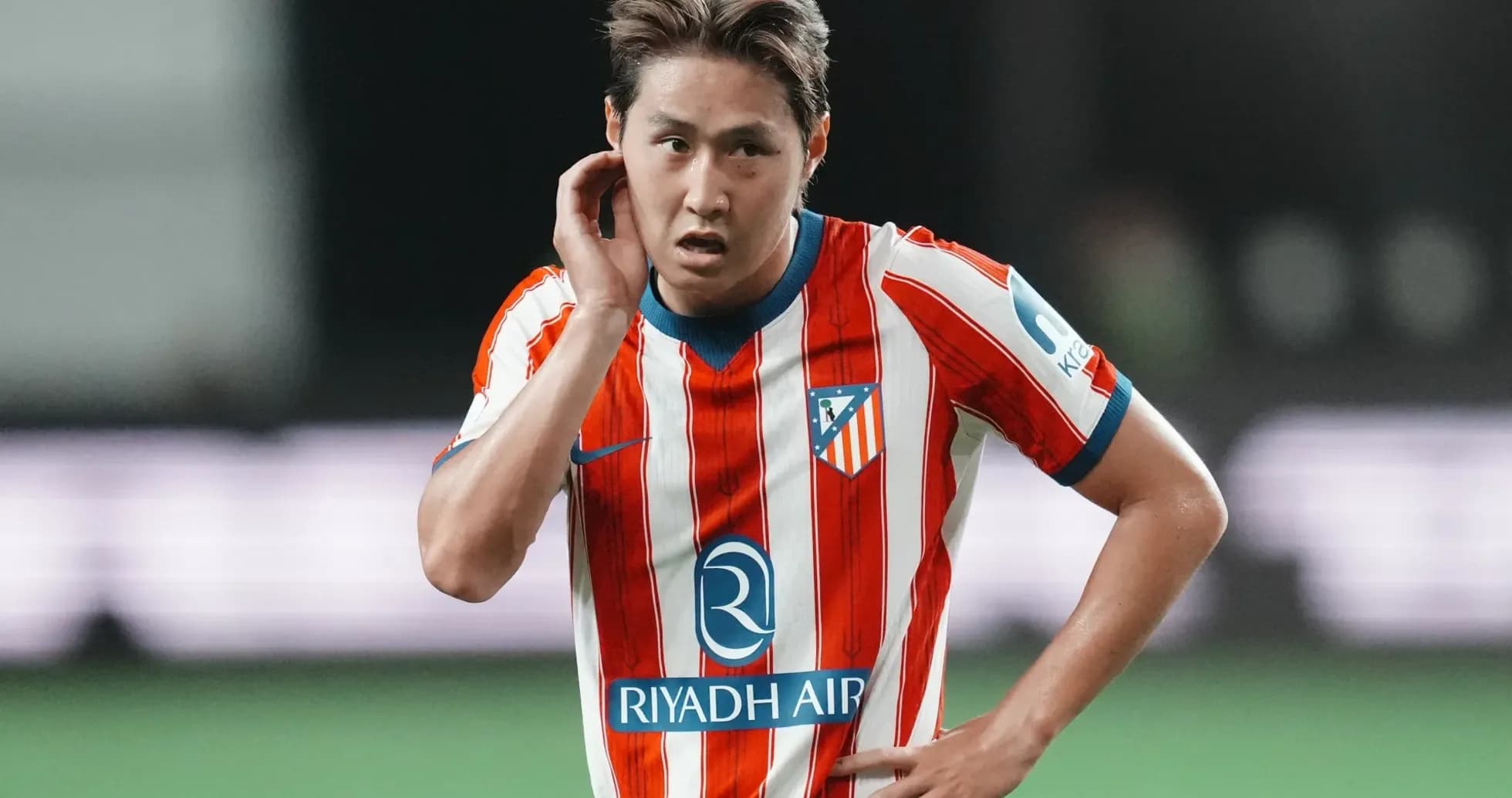 Futbolchi o'yin paytida qayg'uli ko'rinadi Futbolchi o'yin paytida qayg'uli ko'rinadi