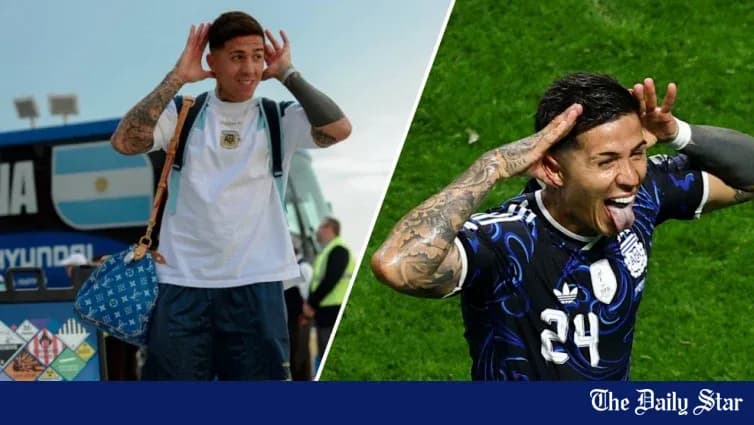Futbolchi maydonda va avtobus oldida turib Futbolchi maydonda va avtobus oldida turib