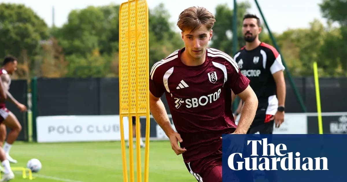 Futbolchi mashg'ulotda to'p bilan harakatda Futbolchi mashg'ulotda to'p bilan harakatda