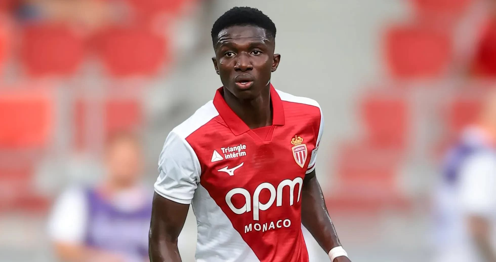 Futbolchi AS Monaco formasida maydonda harakatda Futbolchi AS Monaco formasida maydonda harakatda