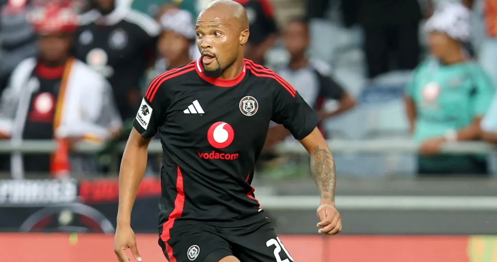 Futbolchi maydonda harakatda, Orlando Pirates formasida Futbolchi maydonda harakatda, Orlando Pirates formasida