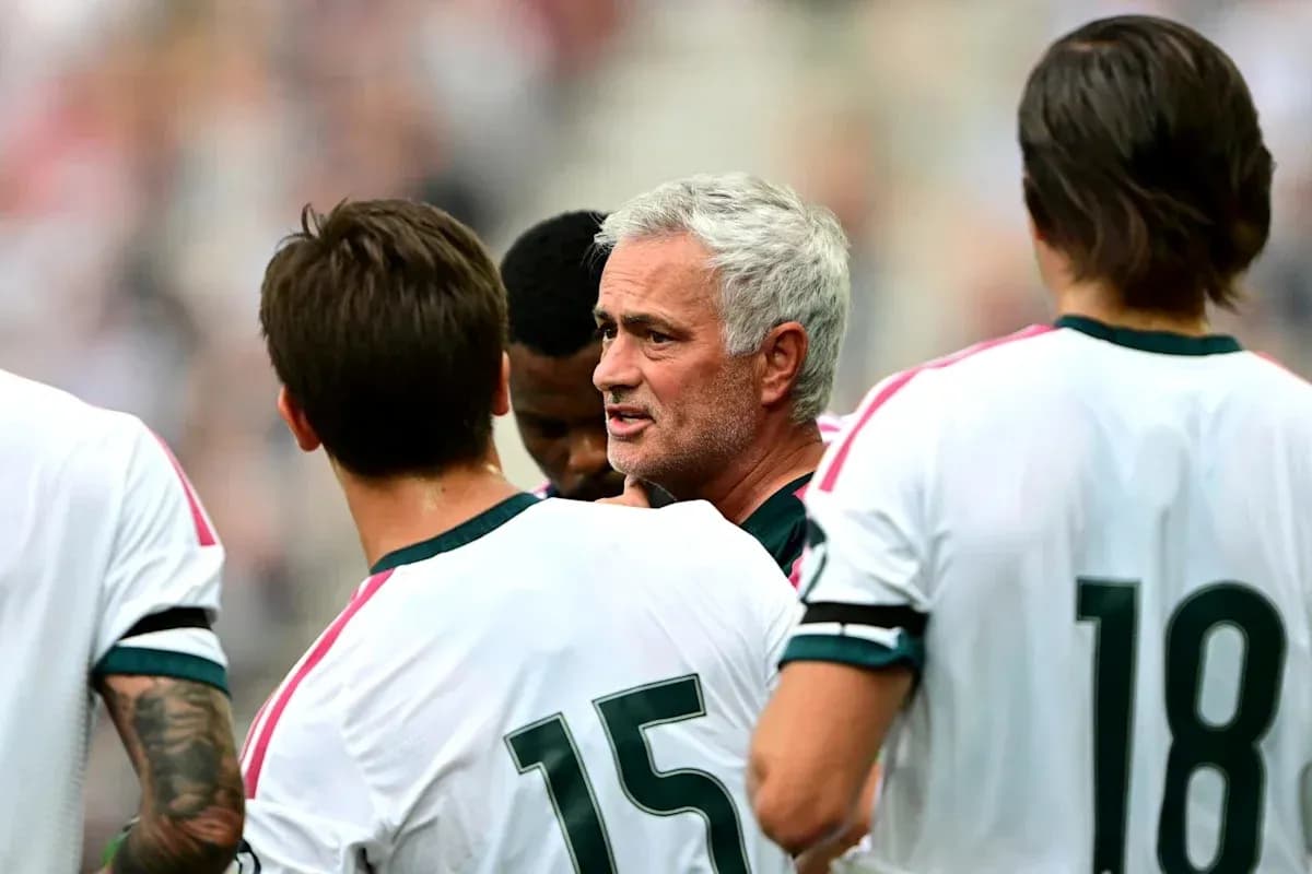Murinho jamoa o'yinchilari bilan muhokama qilmoqda Murinho jamoa o'yinchilari bilan muhokama qilmoqda