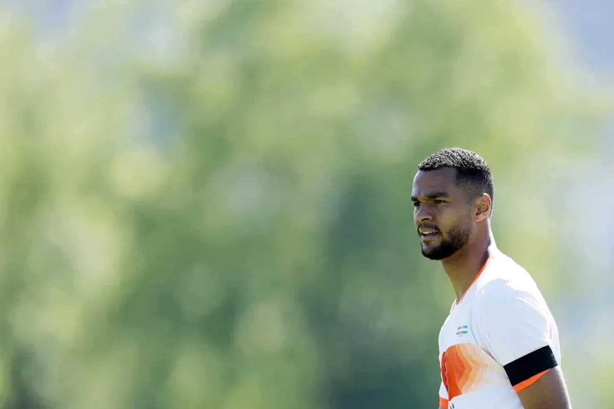Futbolchi trening paytida maydonda turibdi Futbolchi trening paytida maydonda turibdi