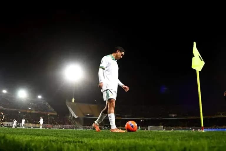 Futbolchi to'pni burchakdan tepadan urishga tayyor Futbolchi to'pni burchakdan tepadan urishga tayyor