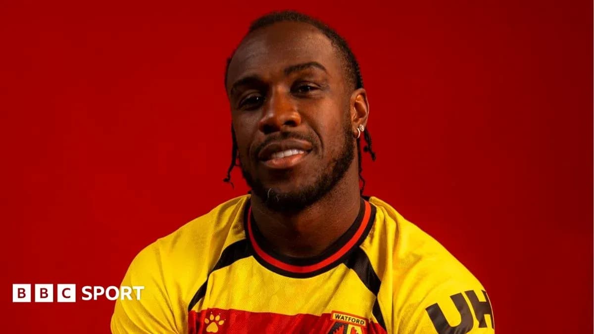 Futbolchi Watford futbol formasida qizil fon bilan Futbolchi Watford futbol formasida qizil fon bilan