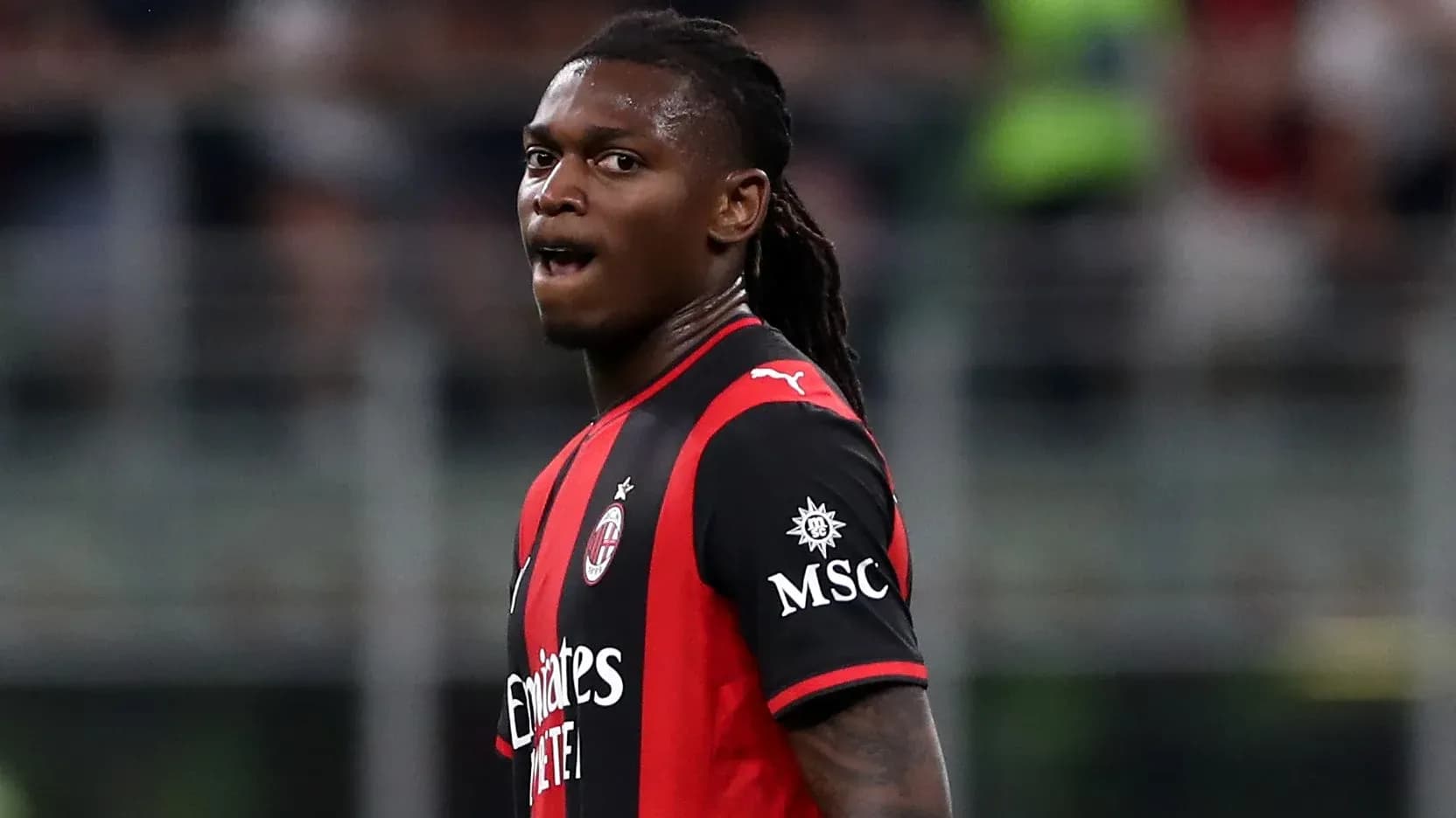 Futbolchi raqibga qarab turgan maydonda Futbolchi raqibga qarab turgan maydonda