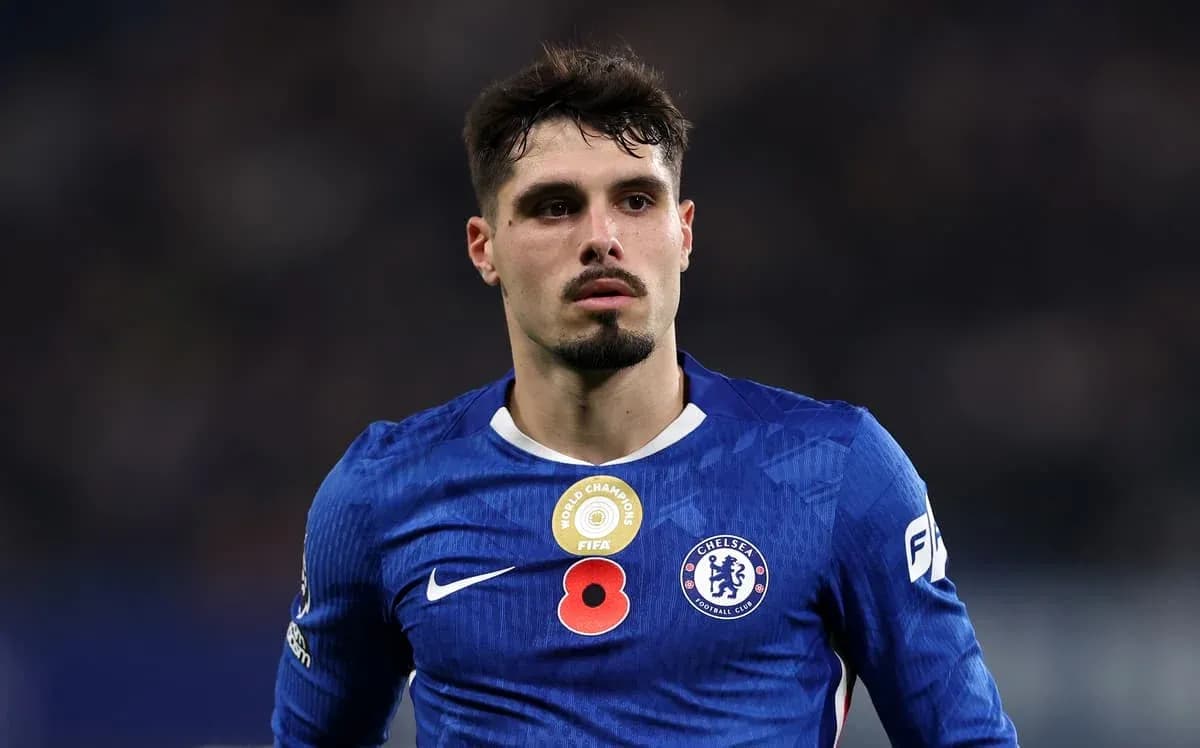 Futbolchi Chelsea formasida maydonda turibdi Futbolchi Chelsea formasida maydonda turibdi
