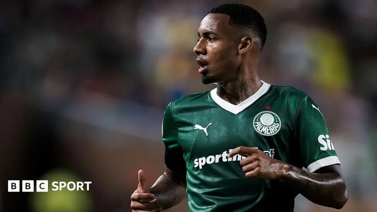 Futbolchi 'Palmeiras' formasida maydonda harakatda Futbolchi 'Palmeiras' formasida maydonda harakatda