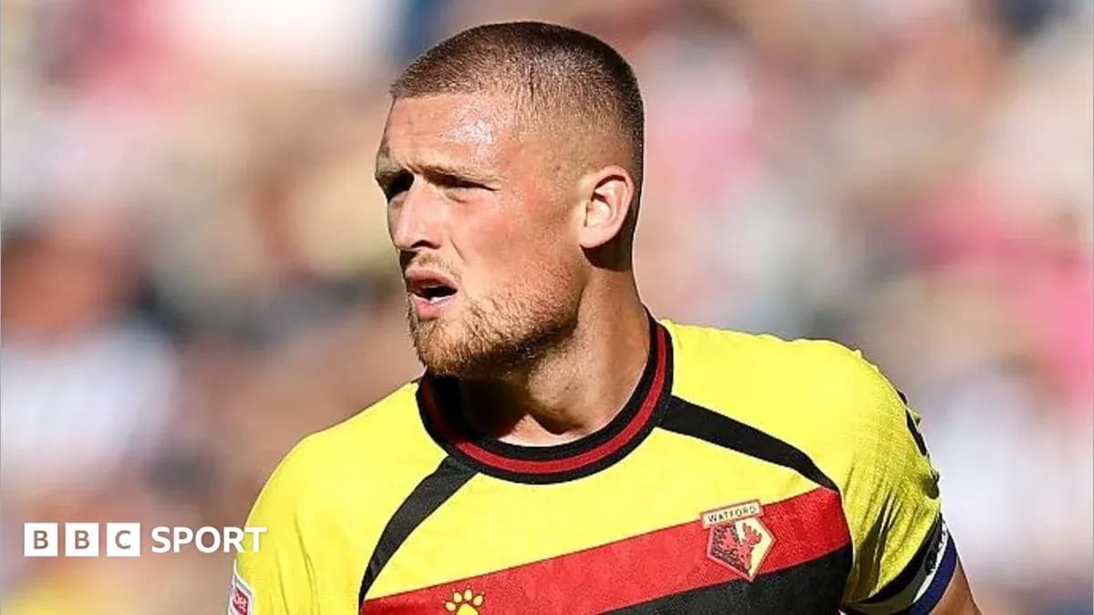 Futbolchi Watford formasida maydonda harakatda Futbolchi Watford formasida maydonda harakatda