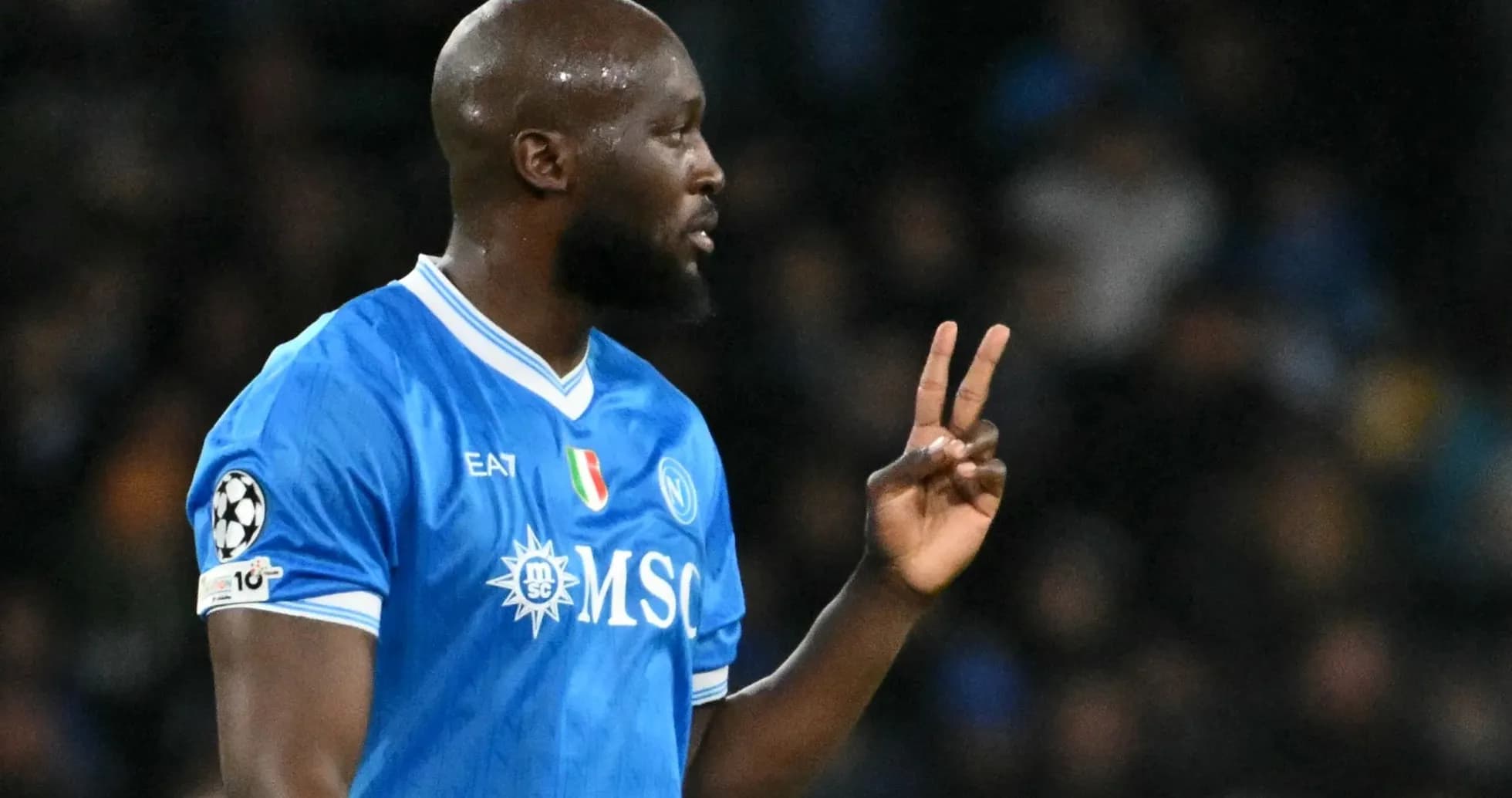 Futbolchi maydonda ikki barmoq bilan raqibga ko'rsatmoqda Futbolchi maydonda ikki barmoq bilan raqibga ko'rsatmoqda