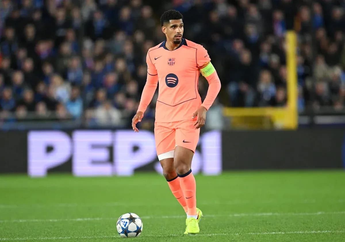 Futbolchi maydonda to'p bilan harakatlanmoqda Futbolchi maydonda to'p bilan harakatlanmoqda