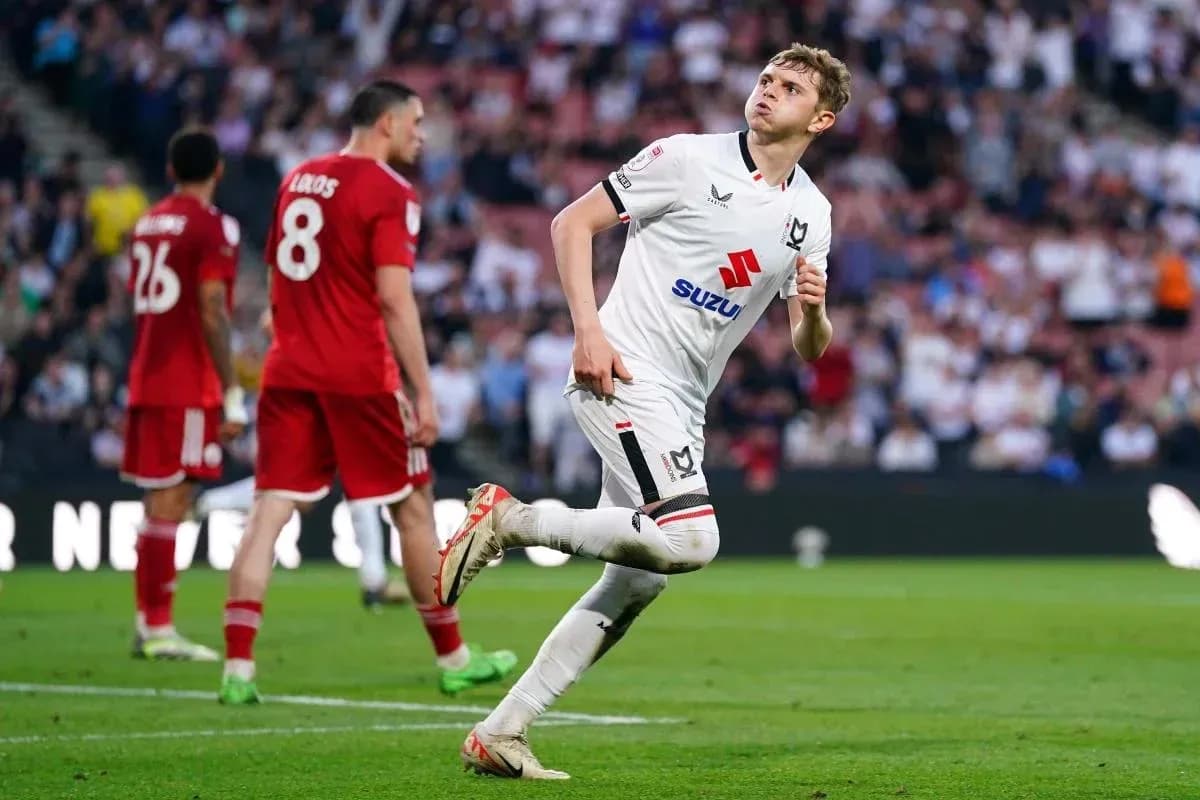 O'yinchi gol urishdan keyin nishonlamoqda O'yinchi gol urishdan keyin nishonlamoqda