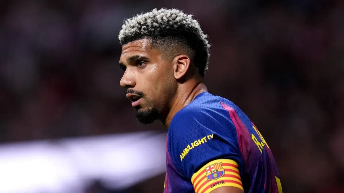 Futbolchi Ronaldu Araujo o'yin maydonida Futbolchi Ronaldu Araujo o'yin maydonida