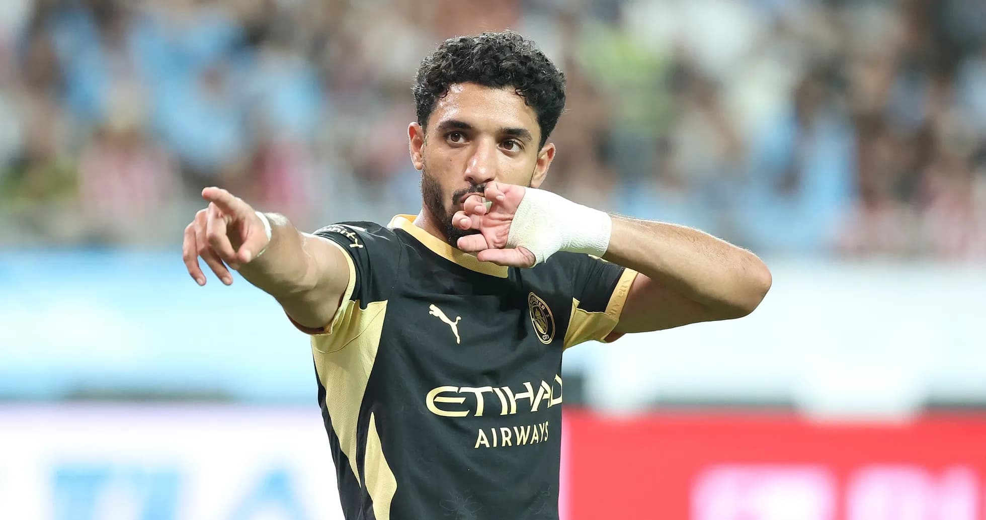 Futbolchi maydonda qo'l ko'rsatmoqda Futbolchi maydonda qo'l ko'rsatmoqda