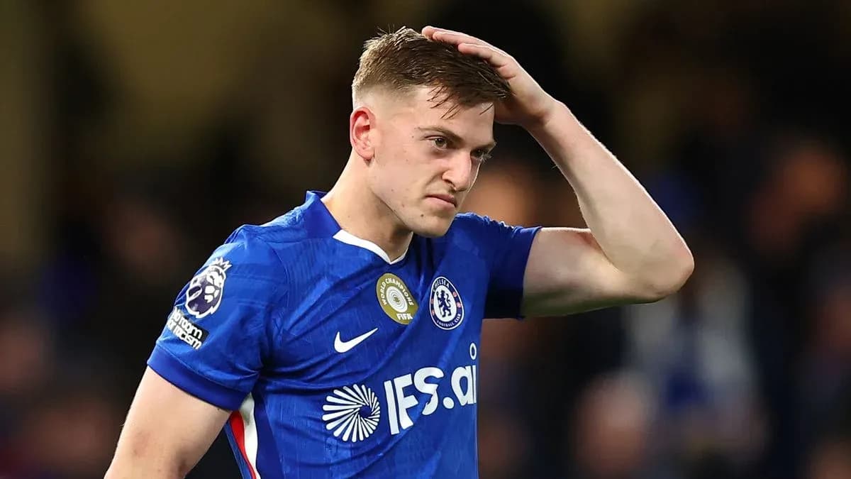 Futbolchi Chelsea formasida boshini ushlab turmoqda Futbolchi Chelsea formasida boshini ushlab turmoqda