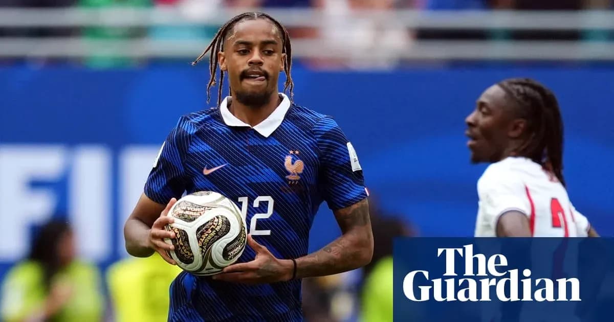 Futbolchi to'p bilan maydonda harakatda Futbolchi to'p bilan maydonda harakatda